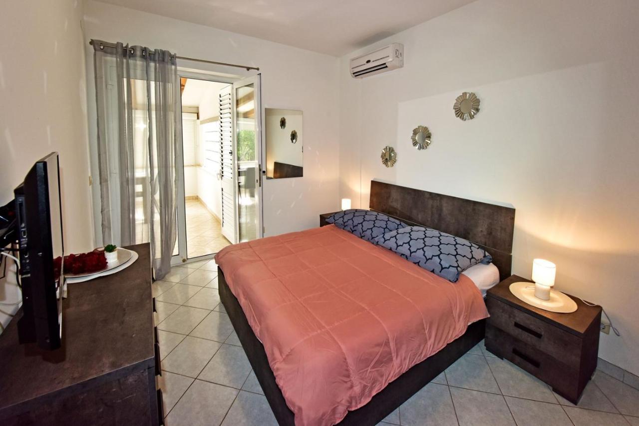 Apartments House Anna For Max 13 Persons In Porec, Pet Friendly Esterno foto