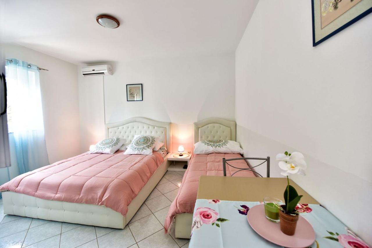 Apartments House Anna For Max 13 Persons In Porec, Pet Friendly Esterno foto