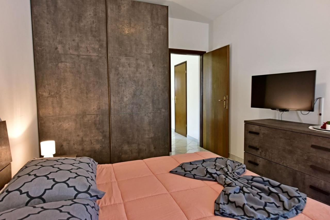 Apartments House Anna For Max 13 Persons In Porec, Pet Friendly Esterno foto