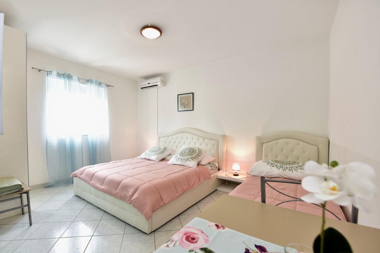 Apartments House Anna For Max 13 Persons In Porec, Pet Friendly Esterno foto
