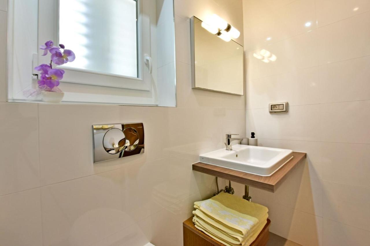 Apartments House Anna For Max 13 Persons In Porec, Pet Friendly Esterno foto