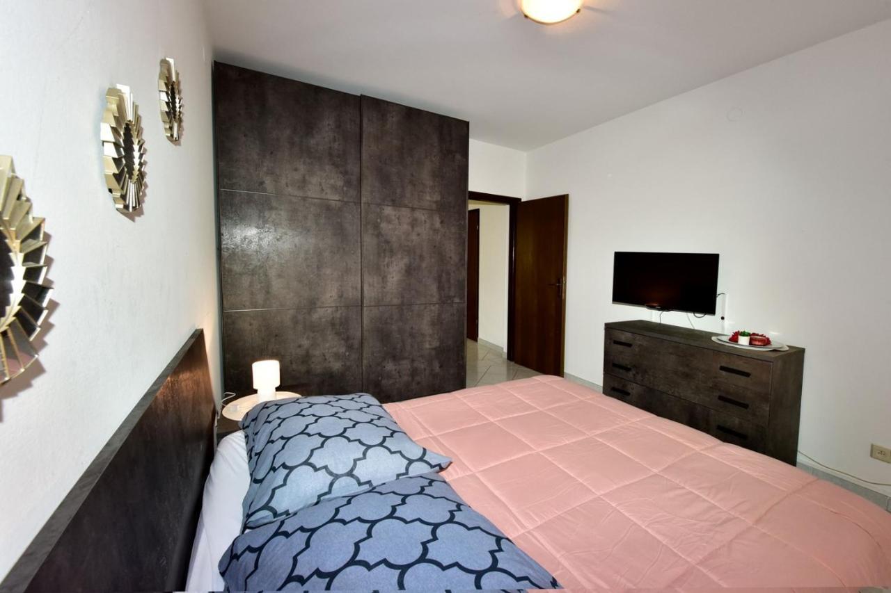 Apartments House Anna For Max 13 Persons In Porec, Pet Friendly Esterno foto
