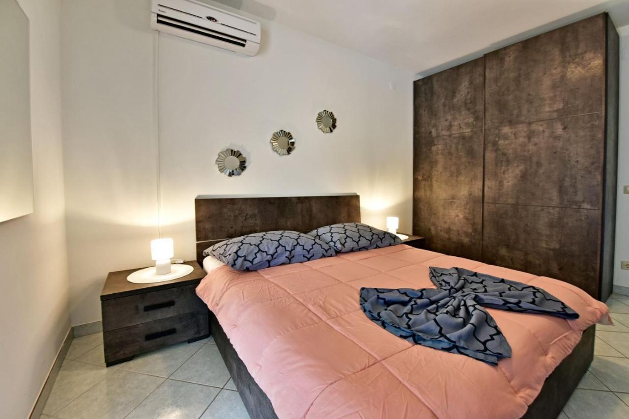 Apartments House Anna For Max 13 Persons In Porec, Pet Friendly Esterno foto