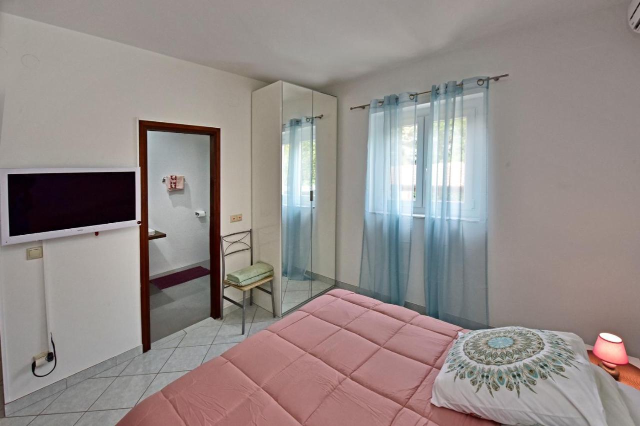 Apartments House Anna For Max 13 Persons In Porec, Pet Friendly Esterno foto
