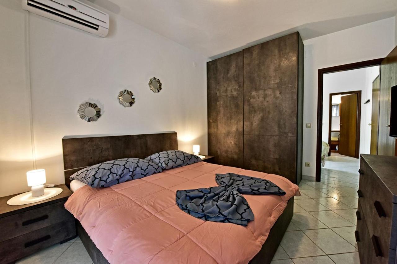Apartments House Anna For Max 13 Persons In Porec, Pet Friendly Esterno foto