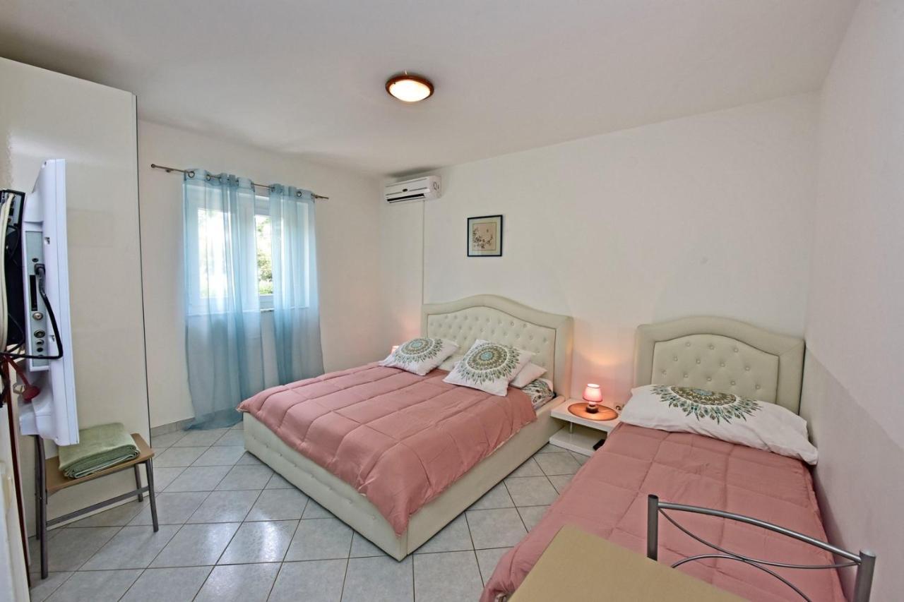 Apartments House Anna For Max 13 Persons In Porec, Pet Friendly Esterno foto
